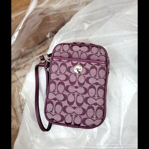 NWOT Coach Signature C Multi Pouch Wristlet